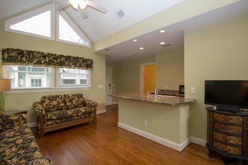 389 Wahoo Drive - Six Bedroom House
