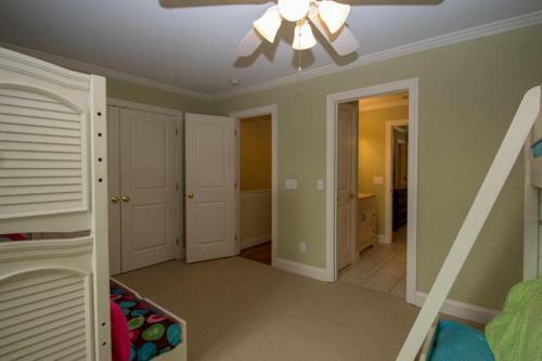 389 Wahoo Drive - Six Bedroom House