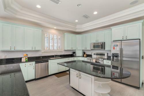 6 Bedrooms- Backs Up To Park, Steps To The Beach!