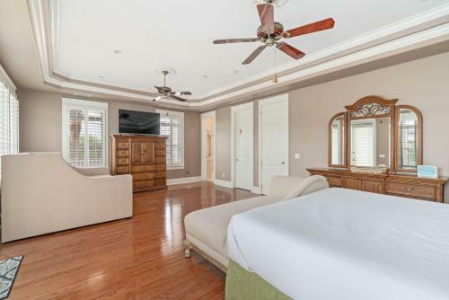 6 Bedrooms- Backs Up To Park, Steps To The Beach!