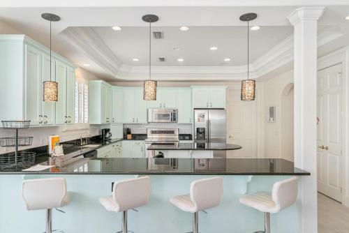 6 Bedrooms- Backs Up To Park, Steps To The Beach!