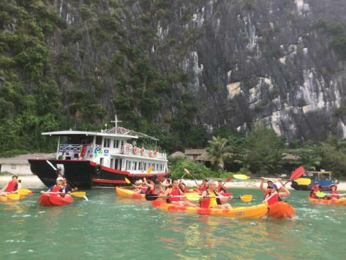Cat Ba Gem Cruises