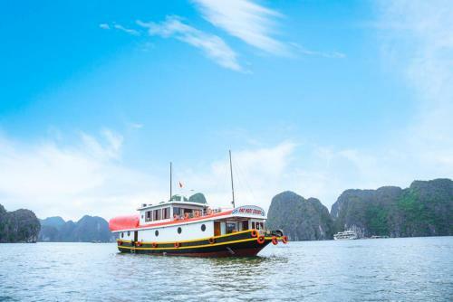 Cat Ba Gem Cruises