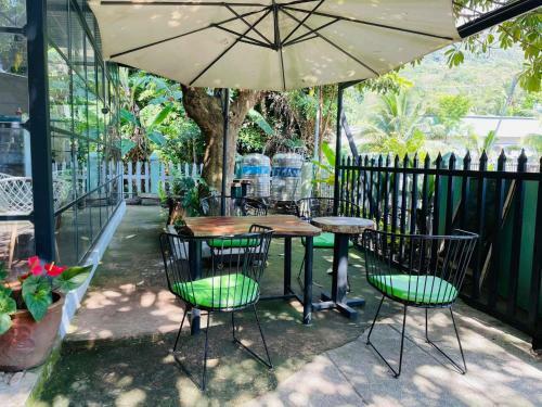 Eden House & Coffee Con Dao