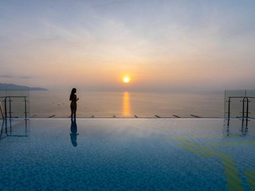 Maximilan Danang Beach Hotel