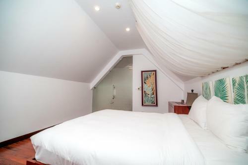 Emblemsea Furama Da Nang Beach Villa