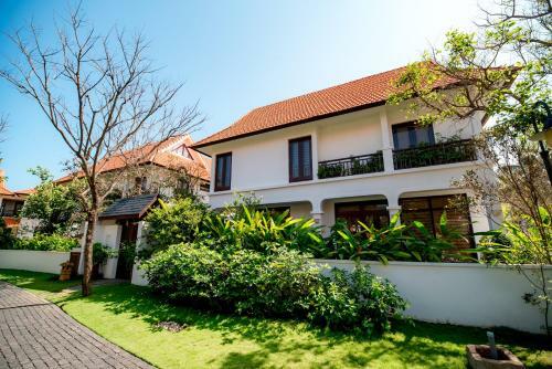 Emblemsea Furama Da Nang Beach Villa