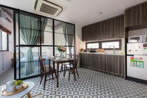 Hostal 6 Le Thanh Tong Building