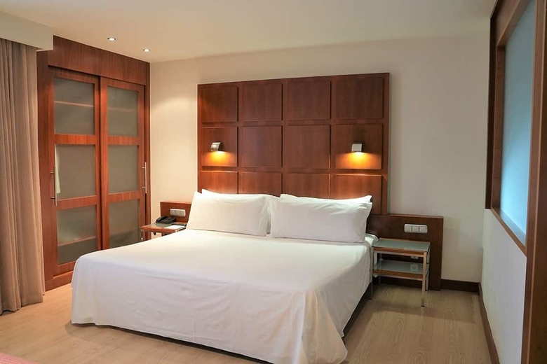 Hotel Port Valencia Azafata