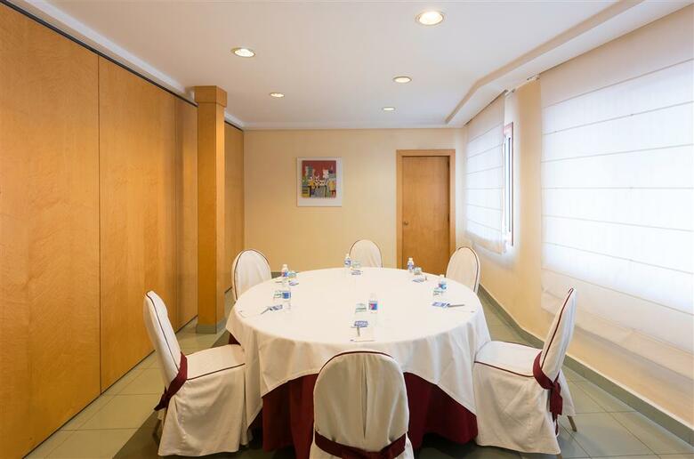 Hotel Port Valencia Azafata