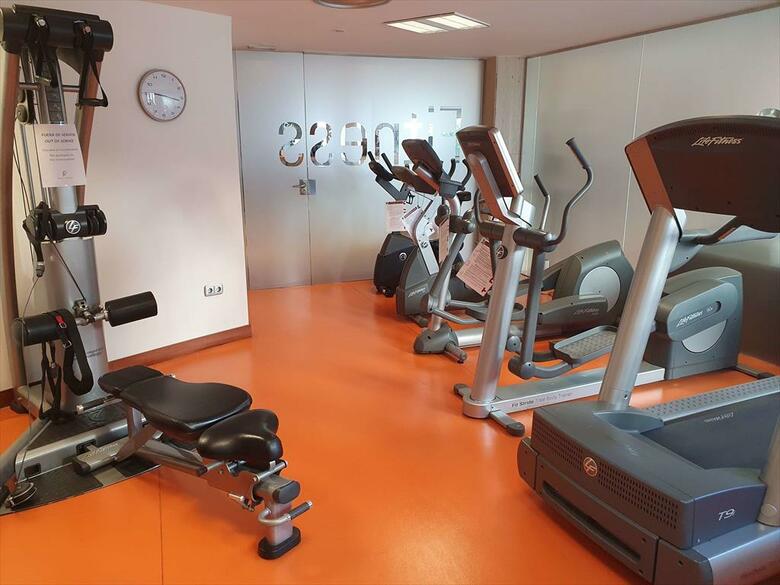 Hotel Port Valencia Azafata