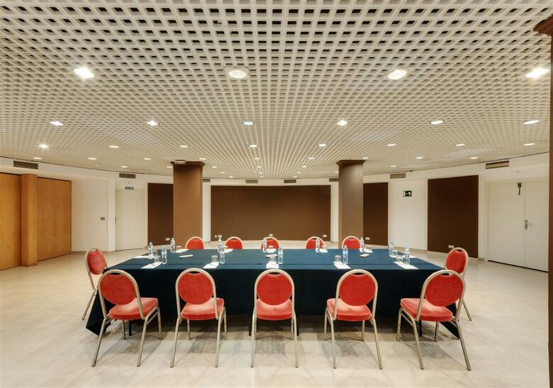 Hotel Port Valencia Azafata