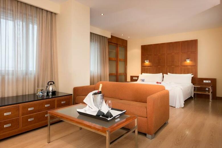 Hotel Port Valencia Azafata