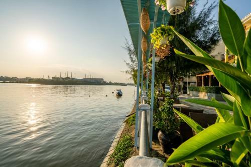 Triple Riverside Villa Hotel Hoian