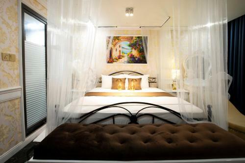 Cozi 9 Hotel - Theme Hotel