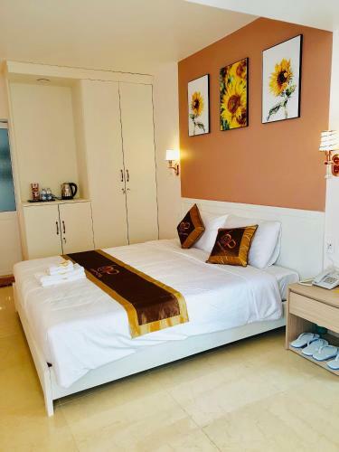 Happy Hotel