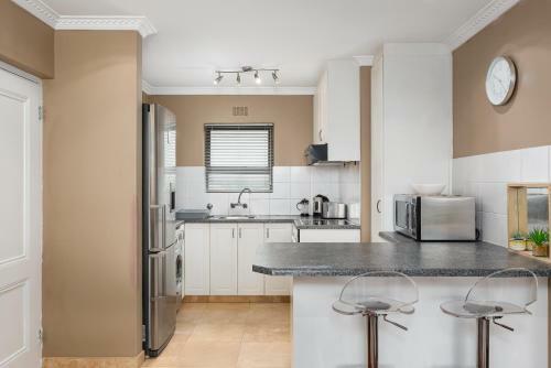 Apartamento Modern & Secure Home, Walking Distance To Beach