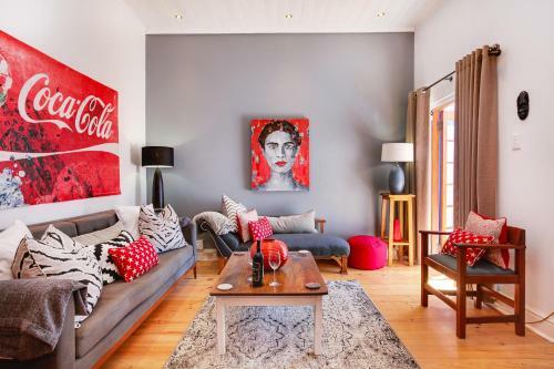 Modern Art Deco Cottage Near The Waterfront