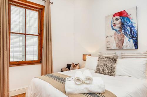 Modern Art Deco Cottage Near The Waterfront
