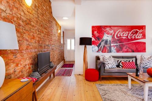 Modern Art Deco Cottage Near The Waterfront
