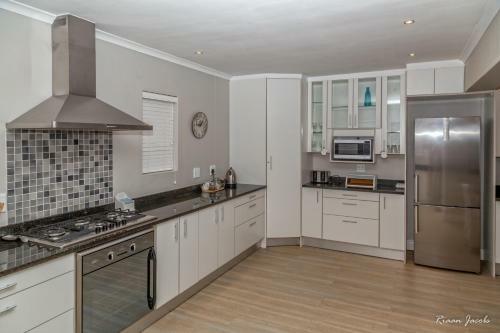 Gansbaai Seafront Holiday House - "ons C-huis"