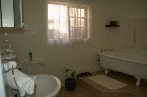 Hostal Crowned Crane