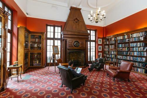 Hotel Rand Club Suites