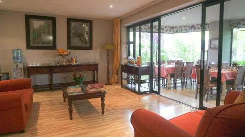 Hostal Fatmols Guest Lodge