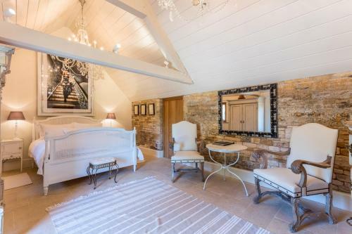 Temple Guiting Chateau Sleeps 30 Air Con Wifi