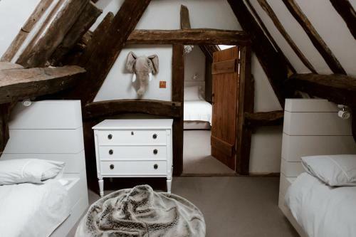 Temple Guiting Chateau Sleeps 30 Air Con Wifi