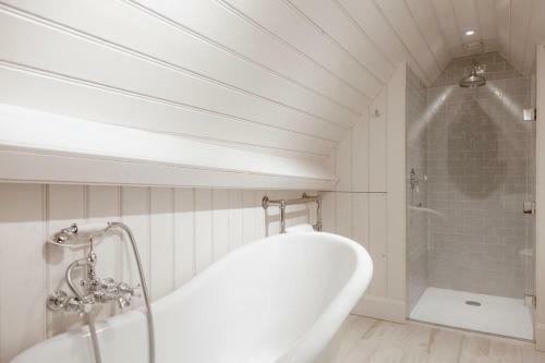 Temple Guiting Chateau Sleeps 30 Air Con Wifi