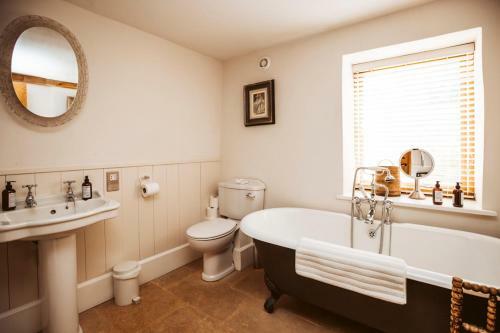 Temple Guiting Chateau Sleeps 30 Air Con Wifi