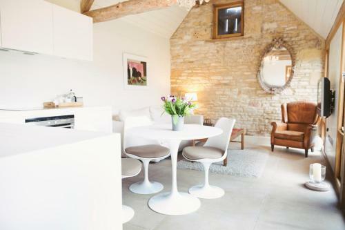Temple Guiting Chateau Sleeps 30 Air Con Wifi