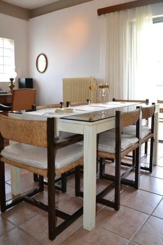 Apartamento Unwind In A Spacious Flat With Gardens Near Beach