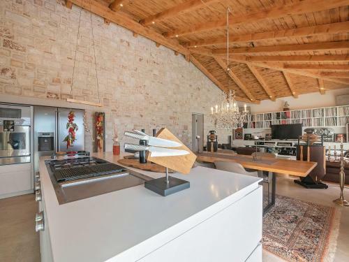 Luxurious Child-friendly Villa With Jacuzzi In Tar
