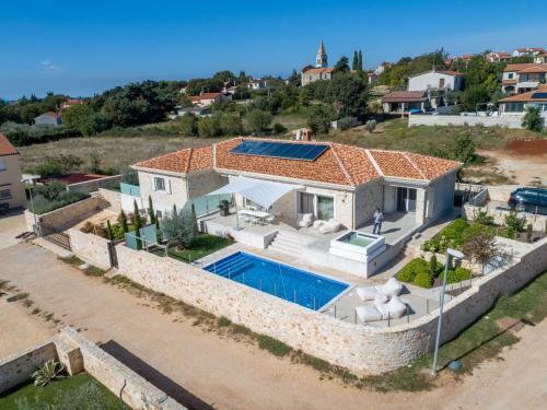 Luxurious Child-friendly Villa With Jacuzzi In Tar