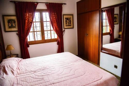 Caules Villa Sleeps 8 Pool Wifi