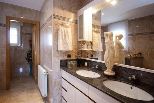 Lloret de Mar Villa Sleeps 8 Pool Wifi