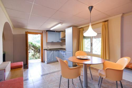 Lloret de Mar Villa Sleeps 8 Pool Wifi