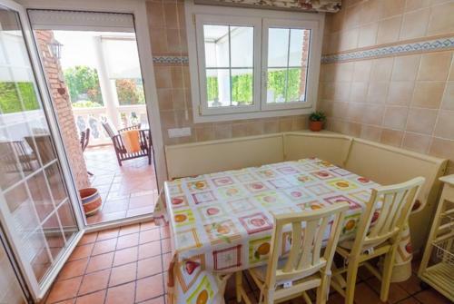 Lloret de Mar Villa Sleeps 8 Pool Air Con Wifi