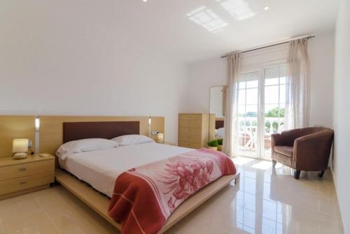 Lloret de Mar Villa Sleeps 8 Pool Air Con Wifi