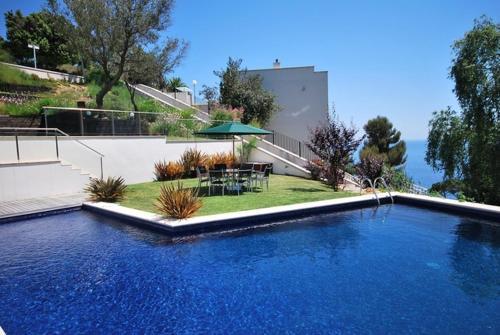 Lloret de Mar Villa Sleeps 8 Pool Air Con Wifi