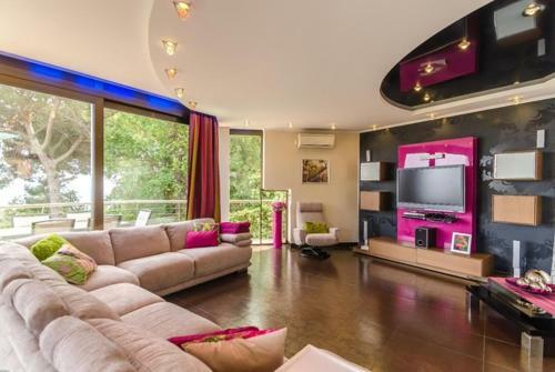 Lloret de Mar Villa Sleeps 8 Pool Air Con Wifi