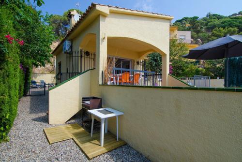 Lloret de Mar Villa Sleeps 6 Pool Wifi