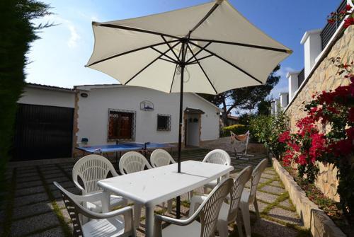 Lloret de Mar Villa Sleeps 12 Pool Wifi