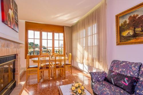 Lloret de Mar Villa Sleeps 6 Pool Wifi
