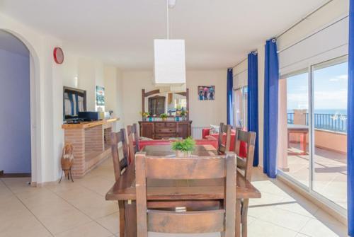 Lloret de Mar Villa Sleeps 8 Pool Air Con Wifi