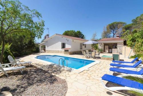 Lloret de Mar Villa Sleeps 6 Pool Air Con Wifi
