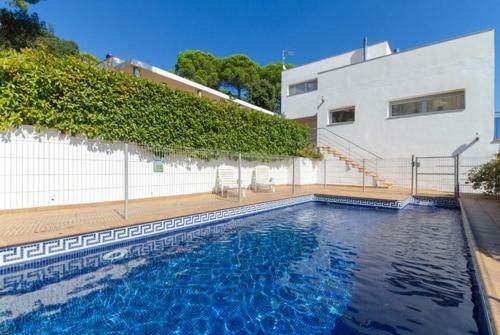 Lloret de Mar Villa Sleeps 10 Pool Wifi