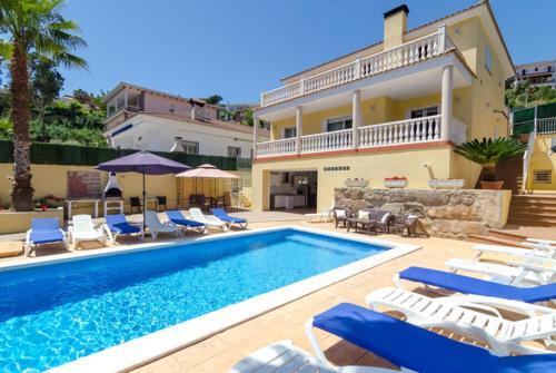 Lloret de Mar Villa Sleeps 18 Pool Wifi
